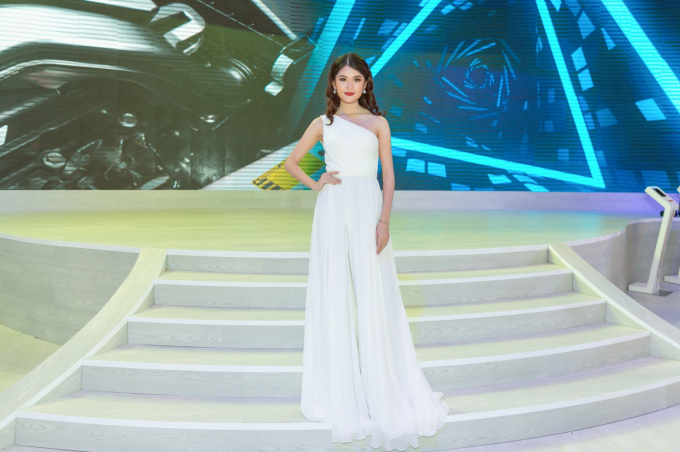 &Aacute; hậu Thuỳ Dung tiếp tục lấn s&acirc;n vai tr&ograve; MC song ngữ