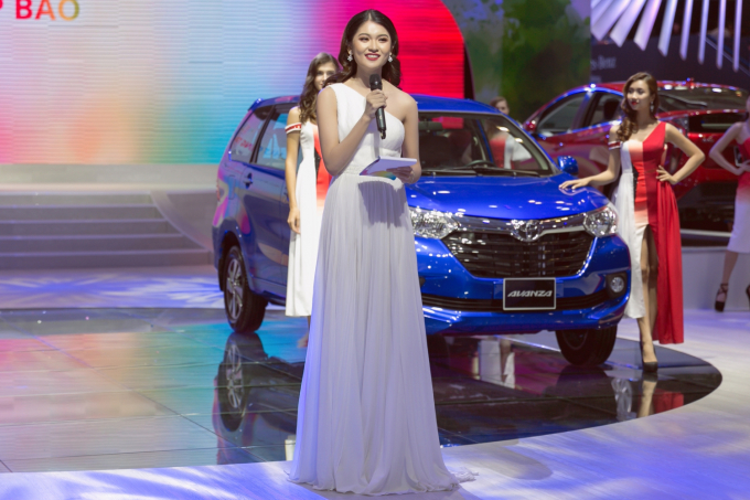 &Aacute; hậu Thuỳ Dung tiếp tục lấn s&acirc;n vai tr&ograve; MC song ngữ