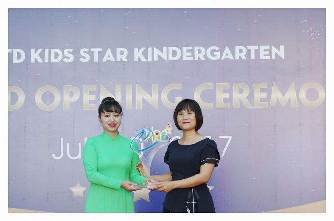 B&agrave; Phan Thị Hải Yến trao biểu tượng cho Hiệu trưởng nh&agrave; trường T&ocirc; Thị Phương B&igrave;nh