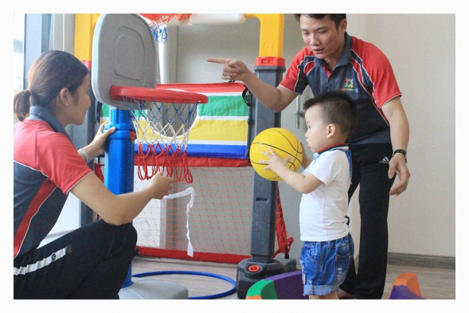 C&aacute;c ch&aacute;u học sinh v&agrave; phụ huynh h&agrave;o hứng tham gia c&aacute;c hoạt động