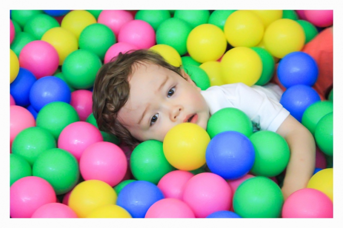 C&aacute;c ch&aacute;u học sinh v&agrave; phụ huynh h&agrave;o hứng tham gia c&aacute;c hoạt động