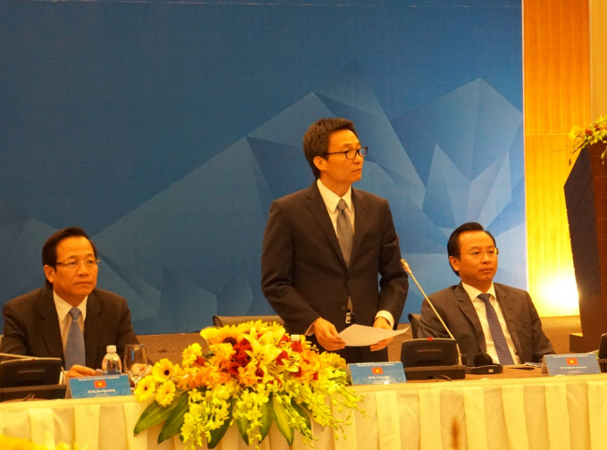 Ph&oacute; Thủ tướng Vũ Đức Đam (đứng) ph&aacute;t biểu tại Hội nghị Bộ trưởng về Hợp t&aacute;c lao động 5 nước tiểu v&ugrave;ng s&ocirc;ng M&ecirc; K&ocirc;ng.