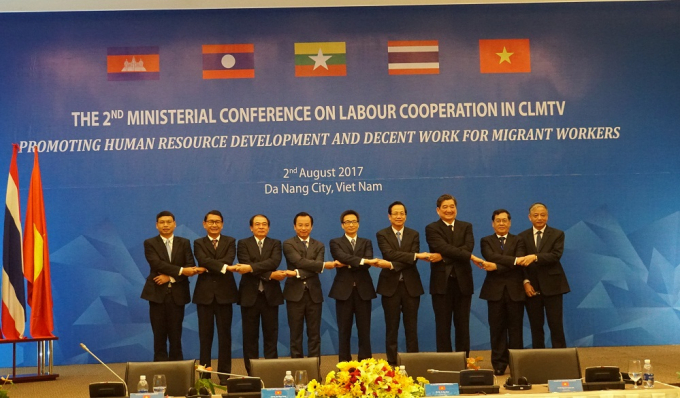 Ph&oacute; Thủ tướng Vũ Đức Đam, l&atilde;nh đạo TP Đ&agrave; Nẵng c&ugrave;ng Bộ trưởng 5 nước tiểu v&ugrave;ng s&ocirc;ng M&ecirc; K&ocirc;ng thể hiện t&igrave;nh đo&agrave;n kết, gắn b&oacute; trong hội nghị.