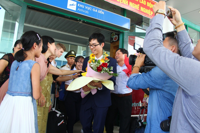 Gia đ&igrave;nh em Hưng vỡ &ograve;a khi đ&oacute;n em tại s&acirc;n bay.