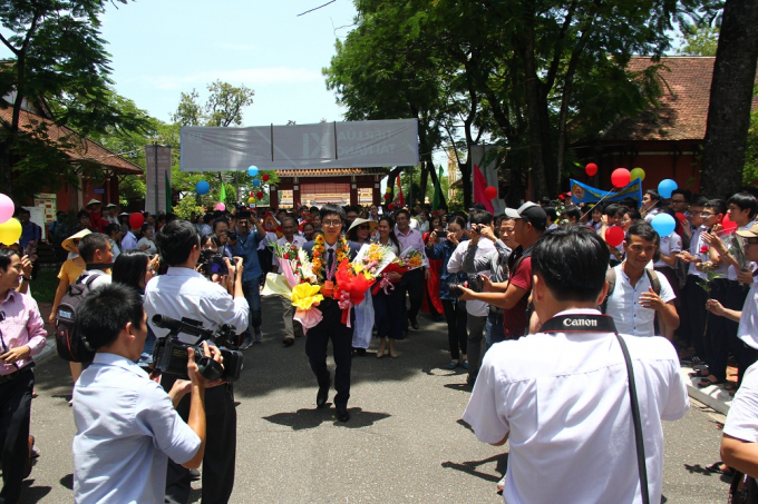 Đ&ocirc;ng đảo bạn b&egrave;, người th&acirc;n c&ugrave;ng c&aacute;c Ph&oacute;ng vi&ecirc;n B&aacute;o ch&iacute; h&acirc;n hoan ch&agrave;o đ&oacute;n Đ&ocirc;ng Hưng tại Trường Quốc họ Huế.