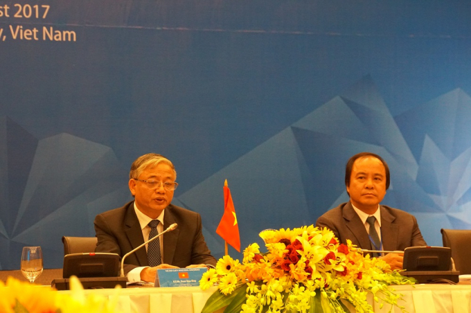 Thứ trưởng Bộ LĐ, TB &amp;amp;amp;XH Do&atilde;n Mậu Diệp (tr&aacute;i) th&ocirc;ng tin về Tuy&ecirc;n bố chung.&nbsp;