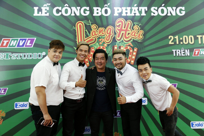 L&agrave;ng H&agrave;i Mở Hội m&ugrave;a 2 c&oacute; tất cả 6 đội thi, c&oacute; đội quen thuộc như Chuồn Chuồn Giấy v&agrave; c&aacute;c đội rất mới như Son, Tươi, Mộc, Ngẫu Hứng, Chuẩn Đam M&ecirc;.