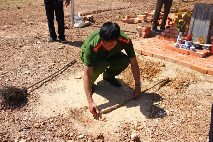 C&ocirc;ng an tiến h&agrave;nh đo đạc c&aacute;c dấu t&iacute;ch của khu lăng mộ.