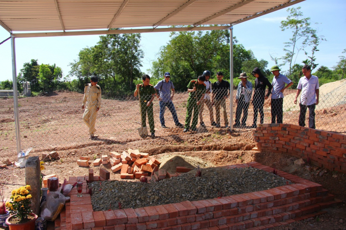 Sau khi kiểm tra, C&ocirc;ng an đ&atilde; lập bi&ecirc;n bản hiện trường trước sự chứng kiến của b&agrave; con Nguyễn Phước Tộc.