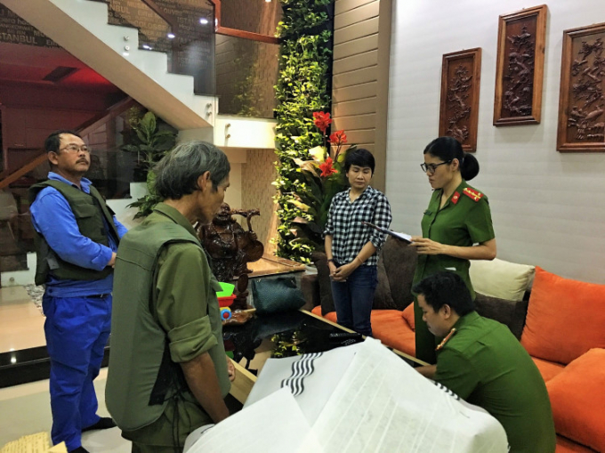 Kh&aacute;m x&eacute;t nh&agrave; v&agrave; đọc lệnh bắt Hằng.