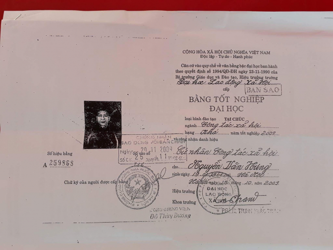 Ph&ograve;ng h&agrave;nh ch&iacute;nh tổng hợp trường Đại học Lao động - X&atilde; hội x&aacute;c nhận chiếc bằng n&agrave;y của &ocirc;ng Hưng c&oacute; dấu hiệu l&agrave;m giả.