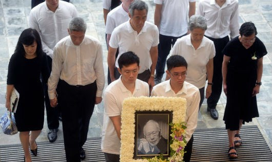 Anh em nh&agrave; họ L&yacute; trong đ&aacute;m tang cha (phải qua) L&yacute; Vĩ Linh, H&agrave; Tinh, L&yacute; Hiển Long, L&yacute; Hiển Dương, L&acirc;m Học Phần.