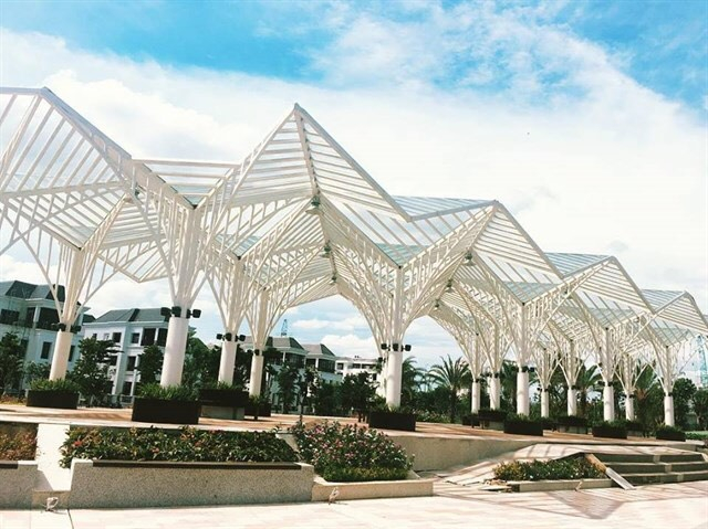 The Villas g&acirc;y ấn tượng nhờ sự kết hợp h&agrave;i h&ograve;a hợp với thi&ecirc;n nhi&ecirc;n, tạo ra một kh&ocirc;ng gian chan h&ograve;a &aacute;nh s&aacute;ng, nắng gi&oacute; v&agrave; kh&ocirc;ng kh&iacute; trong l&agrave;nh, mang đậm phong c&aacute;ch resort giữa l&ograve;ng S&agrave;i G&ograve;n.