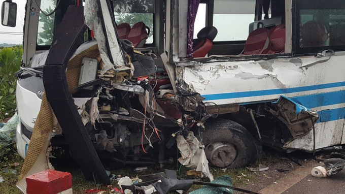 Phần đầu chiếc xe kh&aacute;ch biến dạng ho&agrave;n to&agrave;n sau c&uacute; t&ocirc;ng kh&aacute; mạnh v&agrave;o xe container.