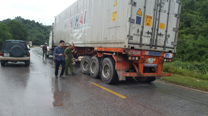 Chiếc xe container bị hư hỏng sau vụ tai nạn.