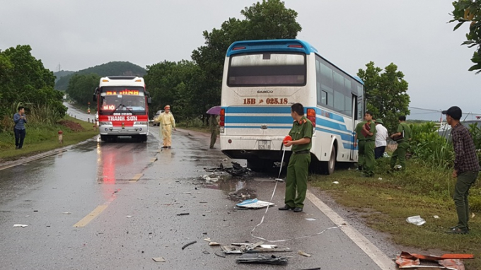 Lực lượng CSGT Đội Trung t&acirc;m Dẫn đo&agrave;n v&agrave; lực lượng C&ocirc;ng an TP Cẩm Phả c&oacute; mặt tại hiện trường ph&acirc;n luồng giao th&ocirc;ng v&agrave; điều tra l&agrave;m r&otilde; nguy&ecirc;n nh&acirc;n vụ tai nạn.