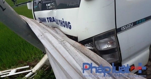 Vĩnh Phúc: Mất lái, xe Thanh tra giao thông đâm gãy cột đèn