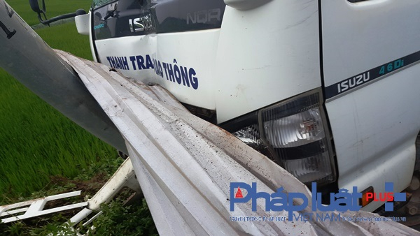 Sau khi mất l&aacute;i, xe Thanh tra giao th&ocirc;ng tỉnh Vĩnh Ph&uacute;c đ&acirc;m g&atilde;y cột đ&egrave;n (Ảnh: ĐT)