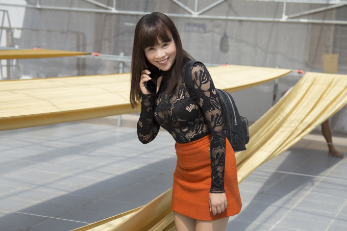 Vượt 200km, Hoa hậu Hằng Nguyễn x&uacute;c động khi hội ngộ &ldquo;nghệ nh&acirc;n&rdquo; L&atilde;nh Mỹ A