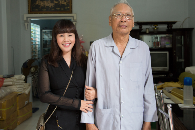 Hoa hậu Hằng Nguyễn b&ecirc;n b&aacute;c T&aacute;m Lăng.