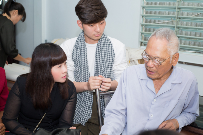 Vượt 200km, Hoa hậu Hằng Nguyễn x&uacute;c động khi hội ngộ &ldquo;nghệ nh&acirc;n&rdquo; L&atilde;nh Mỹ A