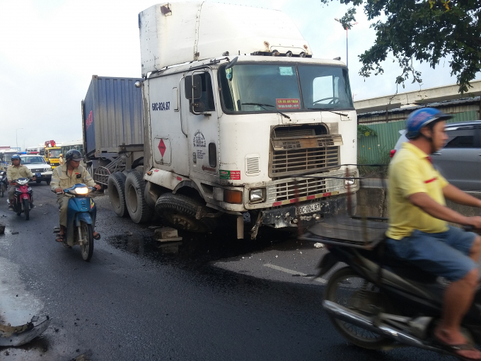 Chiếc container t&ocirc;ng v&agrave;o dải ph&acirc;n c&aacute;ch do t&agrave;i xế buồn ngủ.