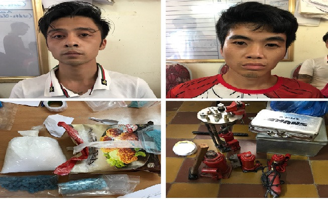 Vũ (&aacute;o trắng) v&agrave; đồng bọn c&ugrave;ng những tang vật d&ugrave;ng trong sản xuất thuốc lắc.&nbsp;