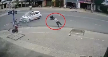 [Clip]: Xe máy tông trực diện ô tô, người đàn ông văng xa hàng chục mét