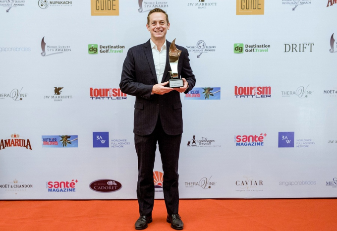 &Ocirc;ng Ty Collins, Tổng quản l&yacute; khu nghỉ dưỡng JW Marriott Phu Quoc Emerald Bay vui mừng chia sẻ: &ldquo;Đ&acirc;y quả l&agrave; niềm vinh dự lớn lao khi ch&uacute;ng t&ocirc;i nhận được giải thưởng danh gi&aacute; n&agrave;y từ một tổ chức uy t&iacute;n như World Luxury Spa &amp;amp;amp; Restaurants Awards. Danh hiệu được trao l&agrave; minh chứng cho nỗ lực của ch&uacute;ng t&ocirc;i trong việc mang đến những trải nghiệm phong ph&uacute;, kh&aacute;c biệt cho du kh&aacute;ch nghỉ dưỡng tại JW Marriott Phu Quoc Emerald Bay&rdquo;.&nbsp;