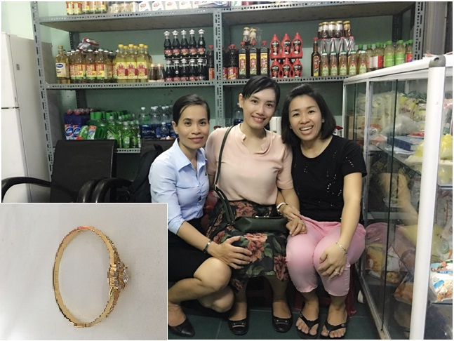 Du kh&aacute;ch B&iacute;ch Ch&acirc;u (giữa) nhận lại chiếc lắc v&agrave;ng từ nh&acirc;n vi&ecirc;n BQL v&agrave; vợ anh H&ugrave;ng (&aacute;o đen). Ảnh: NVCC.