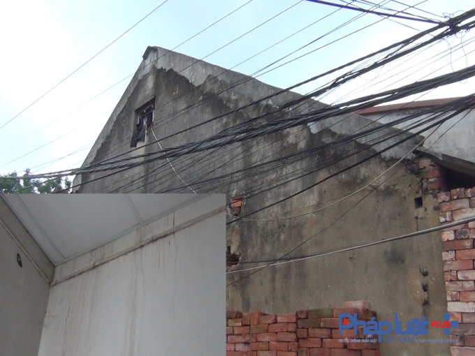 Nh&agrave; xuống cấp nhưng c&aacute;c hộ d&acirc;n&nbsp;Khu tập thể Ph&acirc;n kho&aacute;ng Apatit cũ, thuộc tổ 2 phường Trưng Trắc, thị x&atilde; Ph&uacute;c Y&ecirc;n gặp kh&oacute; khăn trong việc sửa chữa.