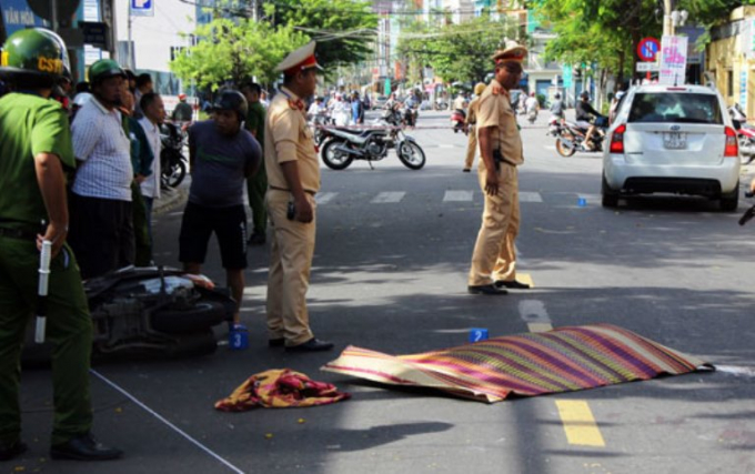 Hiện trường vụ tai nạn khiến chị Nhi tử vong.