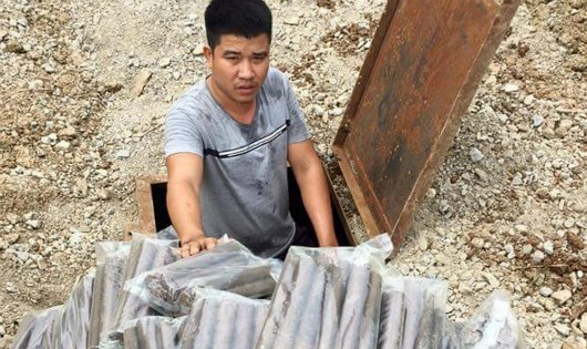 Đối tượng Nguyễn Nh&acirc;n Trường v&agrave; tang vật.