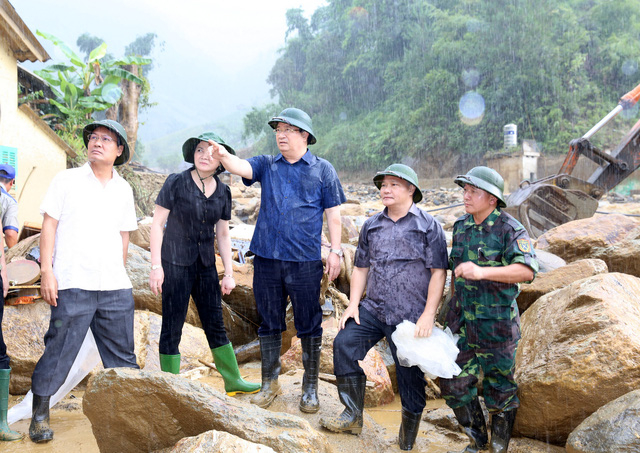 Ph&oacute; Thủ tướng Trịnh Định Dũng chỉ đạo c&ocirc;ng t&aacute;c khắc phục hậu quả tại hiện trường khu vực lũ qu&eacute;t ở thị trấn M&ugrave; Cang Chải, tỉnh Y&ecirc;n B&aacute;i.