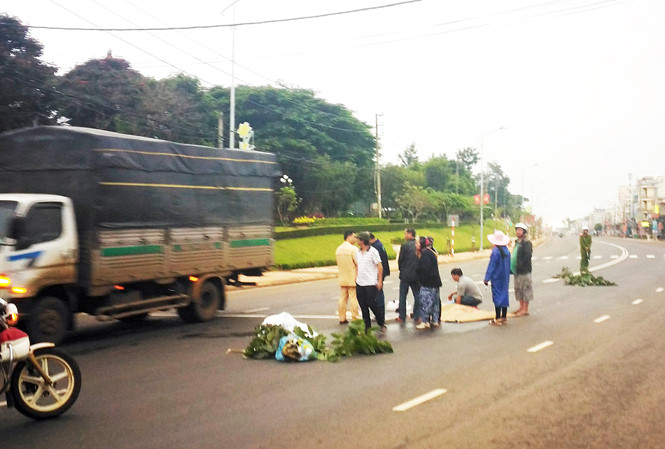 Hiện trường vụ tai nạn thương t&acirc;m. (Ảnh: B&aacute;o Tiền Phong).