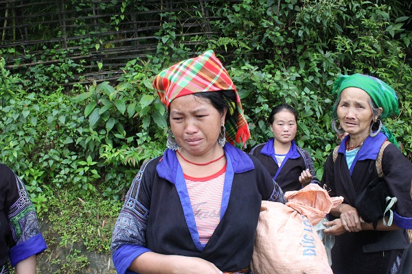 Vợ anh Lẩu kh&ocirc;ng k&igrave;m được nước mắt khi mất đi to&agrave;n bộ t&agrave;i sản.