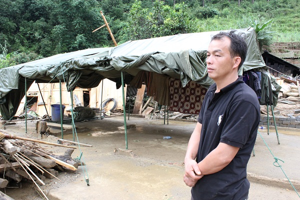 Anh M&ugrave;a A T&ocirc;ng d&ugrave; bị cuốn phăng nhiều t&agrave;i sản vẫn cảm thấy may mắn v&igrave; cả gia đ&igrave;nh bảo to&agrave;n được t&iacute;nh mạng.