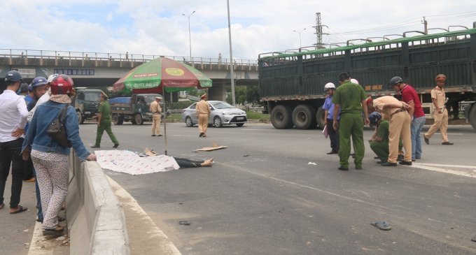 Hai mẹ con Đ. tử vong sau khi bị cuốn v&agrave;o gầm xe tải.