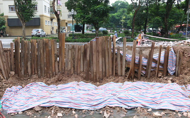 Một điểm sạt lở d&agrave;i khoảng 20 m. Đường Nguyễn Cơ Thạch kh&aacute;nh th&agrave;nh năm 2008, l&agrave; đường mới mở nối hai khu đ&ocirc; thị Mỹ Đ&igrave;nh I v&agrave; Mỹ Đ&igrave;nh II.