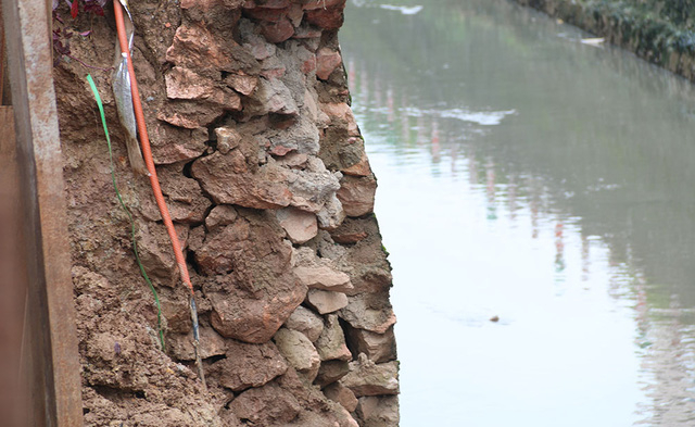 Người d&acirc;n sinh sống gần khu vực cho biết, ban đầu những vết sạt lở chỉ xuất hiện rất nhỏ, nhưng những ng&agrave;y qua do mưa lớn k&eacute;o d&agrave;i n&ecirc;n đất ng&agrave;y c&agrave;ng sụt l&uacute;n nghi&ecirc;m trọng.