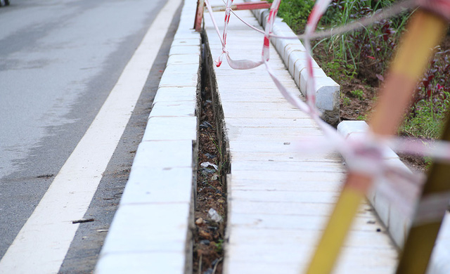 Phần lề đường gi&aacute;p mương nước do sạt lở n&ecirc;n đ&atilde; t&aacute;ch khỏi mặt đường tạo ra khoảng c&aacute;ch lớn.