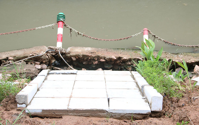 Lan can, phần đ&aacute; l&aacute;t đường sạt xuống mương.