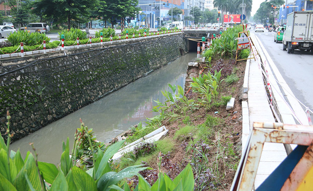 To&agrave;n bộ phần đường sạt lở được căng d&acirc;y cảnh b&aacute;o đề ph&ograve;ng tai nạn.