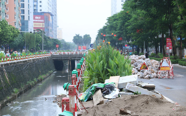 H&agrave; Nội: Nơm nớp lo khi đi qua đường li&ecirc;n tục sạt lở