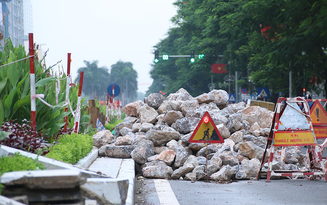 C&ocirc;ng việc sửa chữa thường diễn ra v&agrave;o ban đ&ecirc;m. Vật liệu x&acirc;y dựng được tập kết tr&ecirc;n đường, kh&aacute; cản trở việc đi lại.