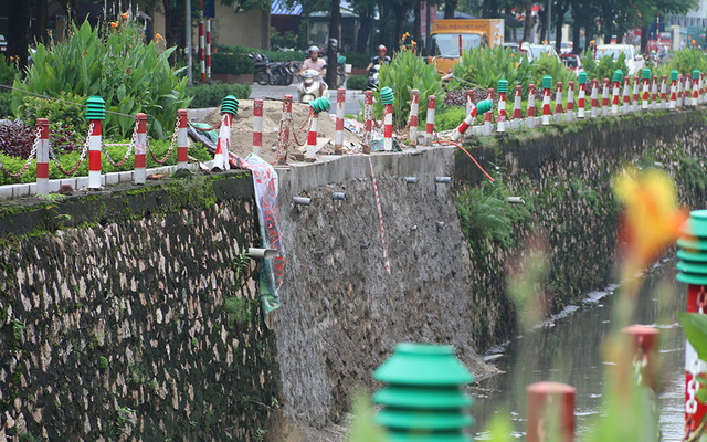 Một điểm sạt lở mới được v&aacute; lại.