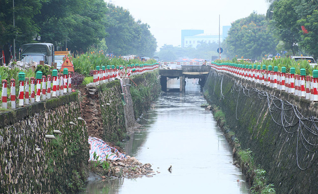 Hai điểm sạt lở chỉ c&aacute;ch nhau v&agrave;i m&eacute;t.