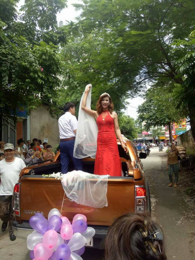 C&ocirc; d&acirc;u Thảo My rạng ngời trong bộ v&aacute;y cưới m&agrave;u đỏ.