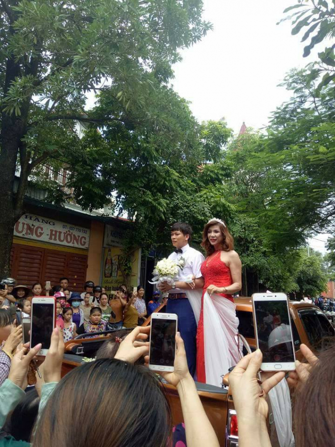 Rất nhiều b&agrave; con quan t&acirc;m đến đ&aacute;m cưới của cặp đ&ocirc;i n&agrave;y.