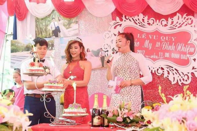 C&ocirc; d&acirc;u v&agrave; ch&uacute; rể hạnh ph&uacute;c cắt b&aacute;nh cưới